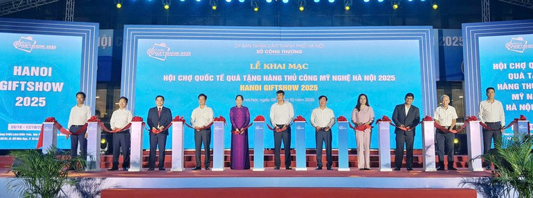 Các đại biểu thực hiện nghi thức khai mạc hội chợ. Các đại biểu thực hiện nghi thức khai mạc hội chợ.