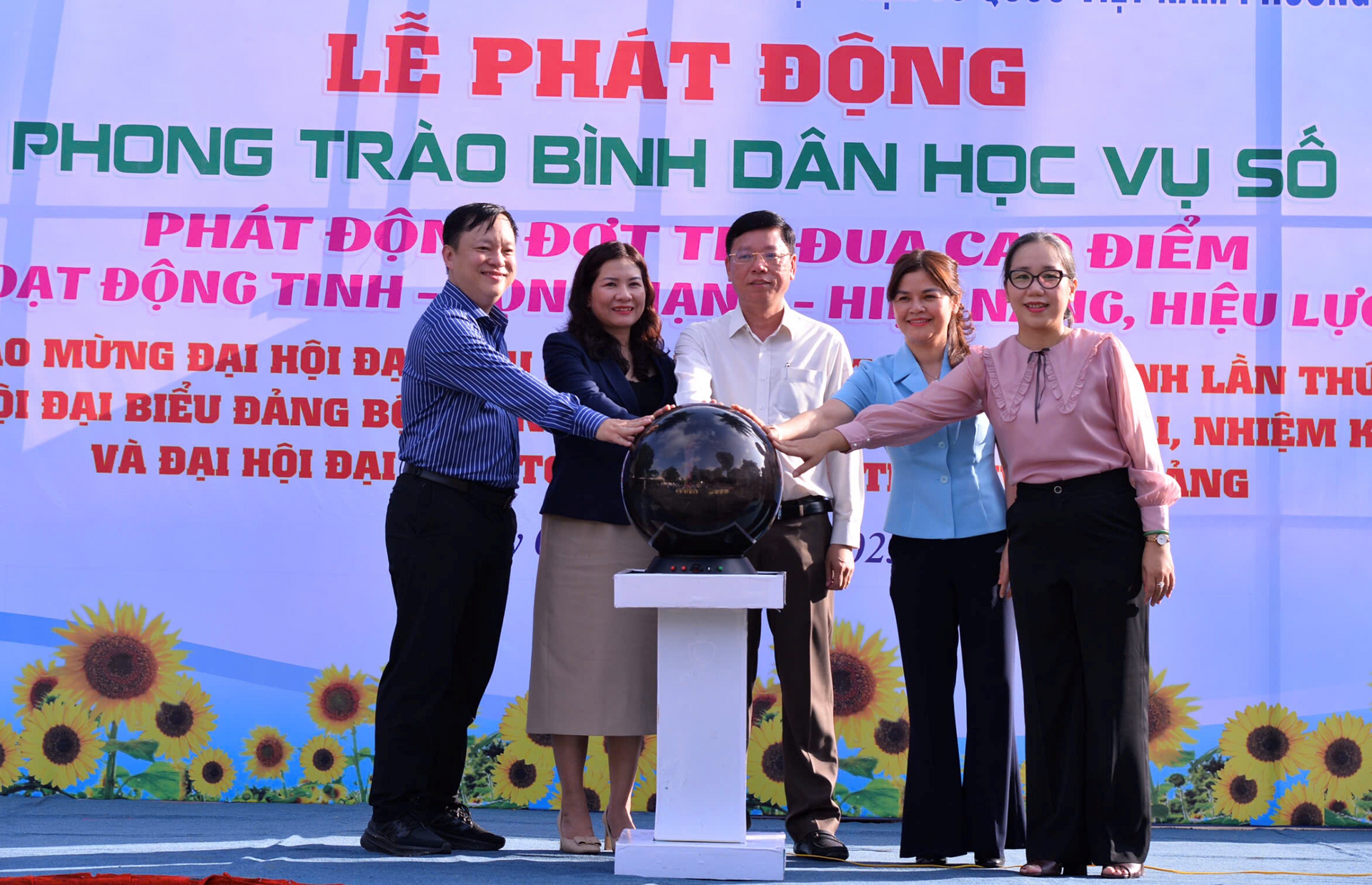 Ông Vũ Ngọc Tuất - Bí thư Đảng ủy, Chủ tịch HĐND phường Bình Thạnh, TP. HCM (ở giữa) cùng các lãnh đạo phường thực hiện nghi lễ các phong trào