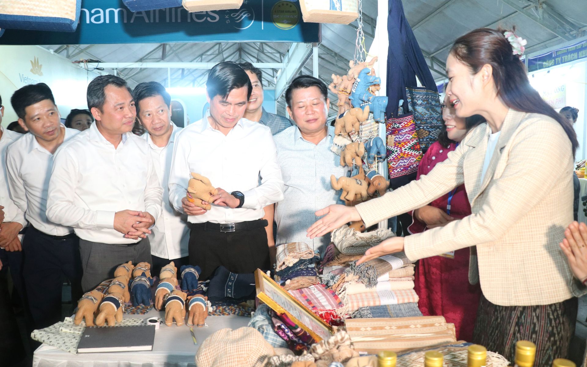 Các đồng chí lãnh đạo tỉnh tham quan gian hàng tại hội chợ.