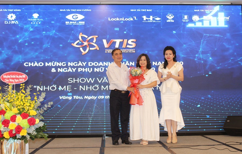 Ông Vũ Đăng Khoa, Chủ tịch UBMTTQVN phường Vũng Tàu tặng hoa các nhà tài trợ