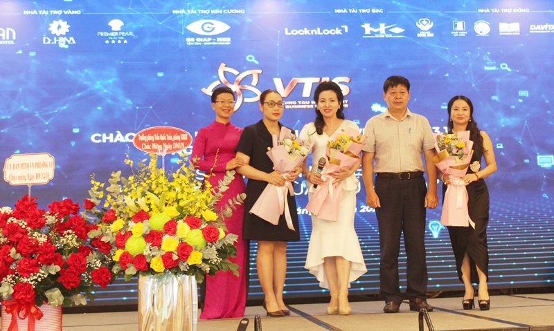 Ông Trần Quốc Toản,Trưởng Phòng Văn hóa - Xã hội phường Vũng Tàu chúc mừng các doanh nhân