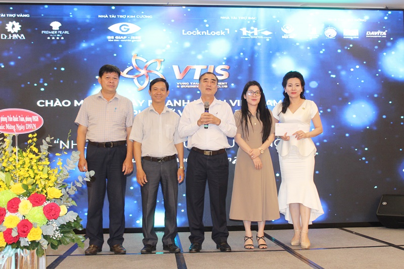 Ông Vũ Đăng Khoa, Chủ tịch UBMTTQVN phường Vũng Tàu tiếp nhận số tiền ủng hộ bão lụt và mong doanh nghiệp, doanh nhân tiếp tục đồng hành hỗ trợ tham gia hoạt động an sinh xã hội tại địa phương.