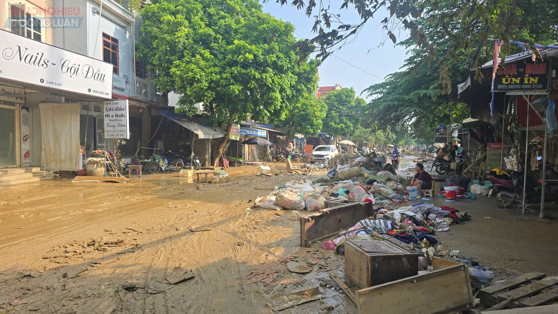 Những dãy phố từng rộn ràng buôn bán giờ chỉ còn lại bùn đất, rác thải và tiếng thở dài.