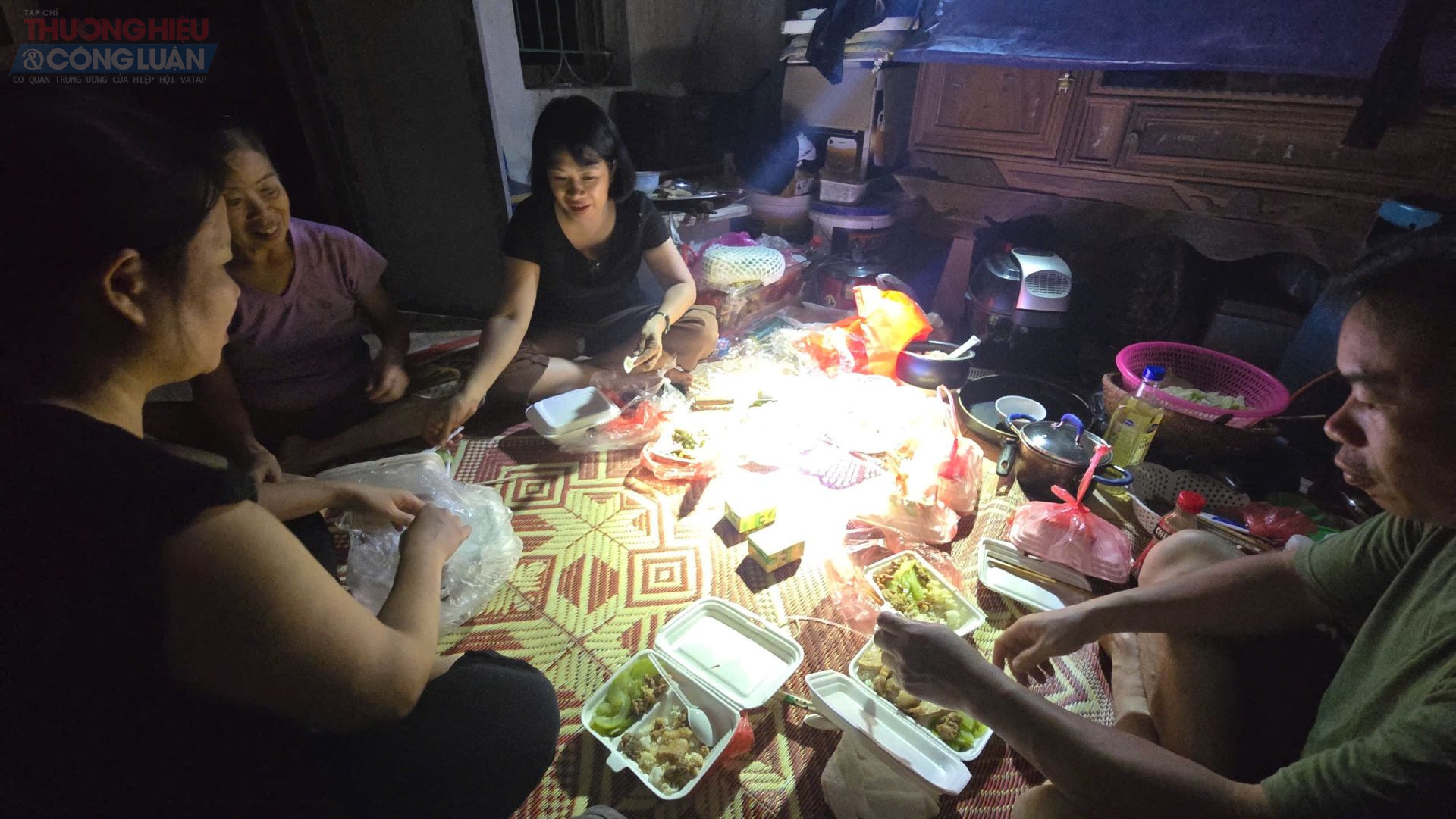 Trong ánh đèn pin leo lắt, niềm vui của họ là cả gia đình bình an với câu động viên “ còn người là còn của”.