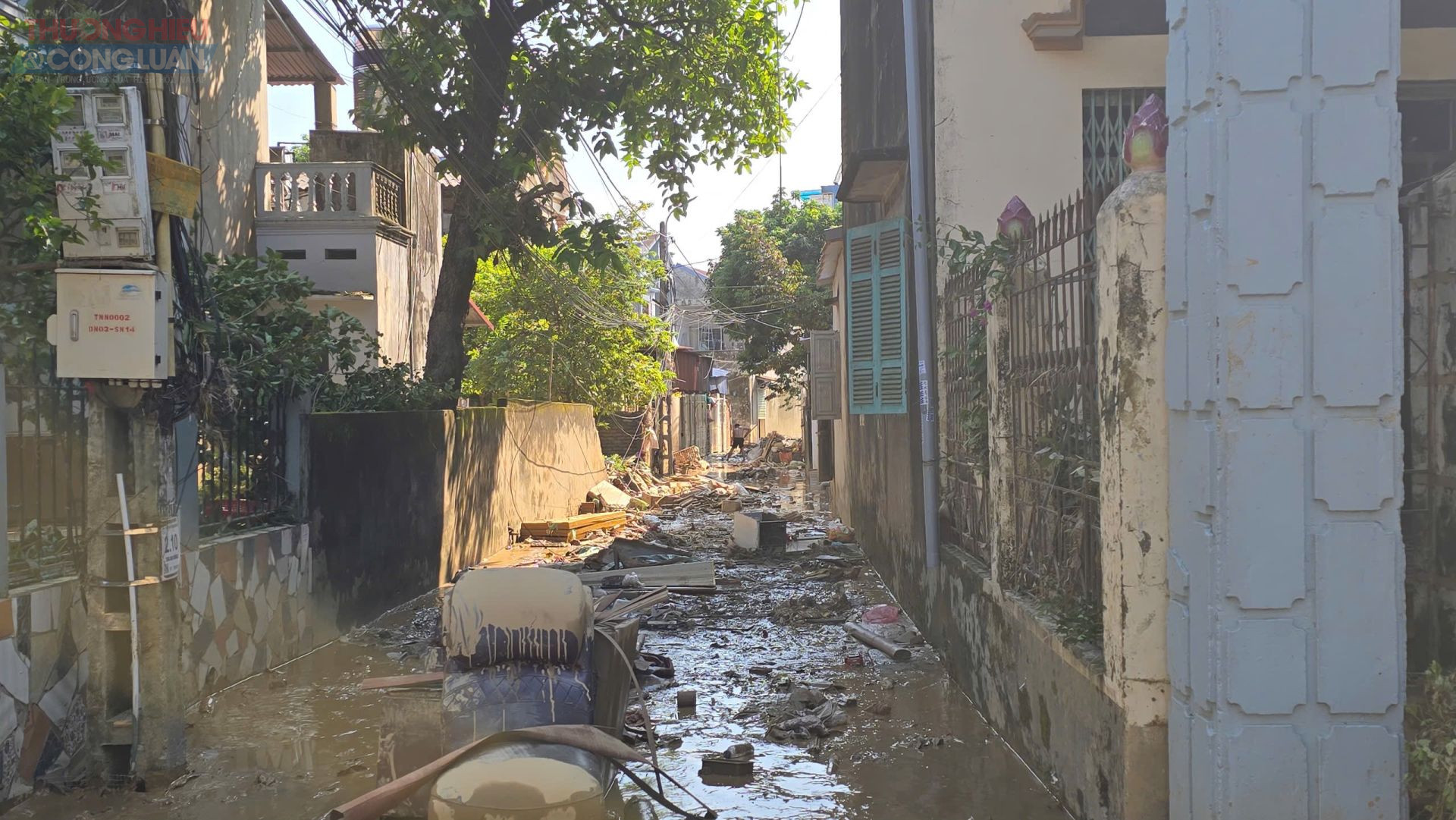 Ở các con ngõ, bùn dày khoảng 30cm, công tác dọn dẹp của bà con rất khó khăn.