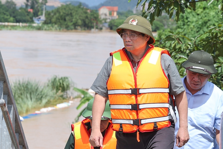 Thủ tướng Phạm Minh Chính thị sát, kiểm tra công tác khắc phục hậu quả mưa lũ sau bão tại khu vực cầu Bến Tượng qua sông Cầu thuộc phường Phan Đình Phùng, tỉnh Thái Nguyên - Ảnh: VGP/Nhật Bắc
