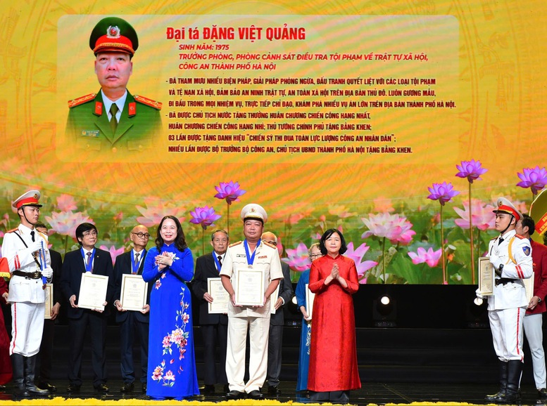 Bí thư Thành ủy Hà Nội Bùi Thị Minh Hoài và Phó Chủ tịch nước Võ Thị Ánh Xuân trao tặng các danh hiệu cho tập thể, cá nhân xuất sắc Bí thư Thành ủy Hà Nội Bùi Thị Minh Hoài và Phó Chủ tịch nước Võ Thị Ánh Xuân trao tặng các danh hiệu cho tập thể, cá nhân xuất sắc