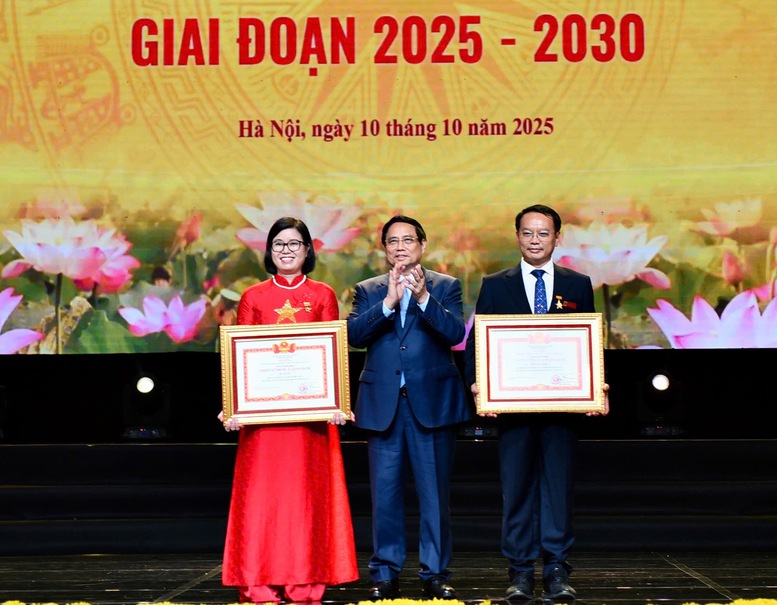 Thủ tướng Phạm Minh chính trao danh hiệu Chiến sĩ thi đua toàn quốc cho 2 cá nhân Thủ tướng Phạm Minh chính trao danh hiệu Chiến sĩ thi đua toàn quốc cho 2 cá nhân