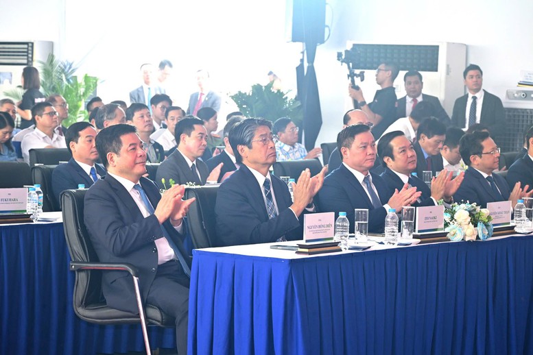 Các đại biểu dự lễ khởi công. Các đại biểu dự lễ khởi công.