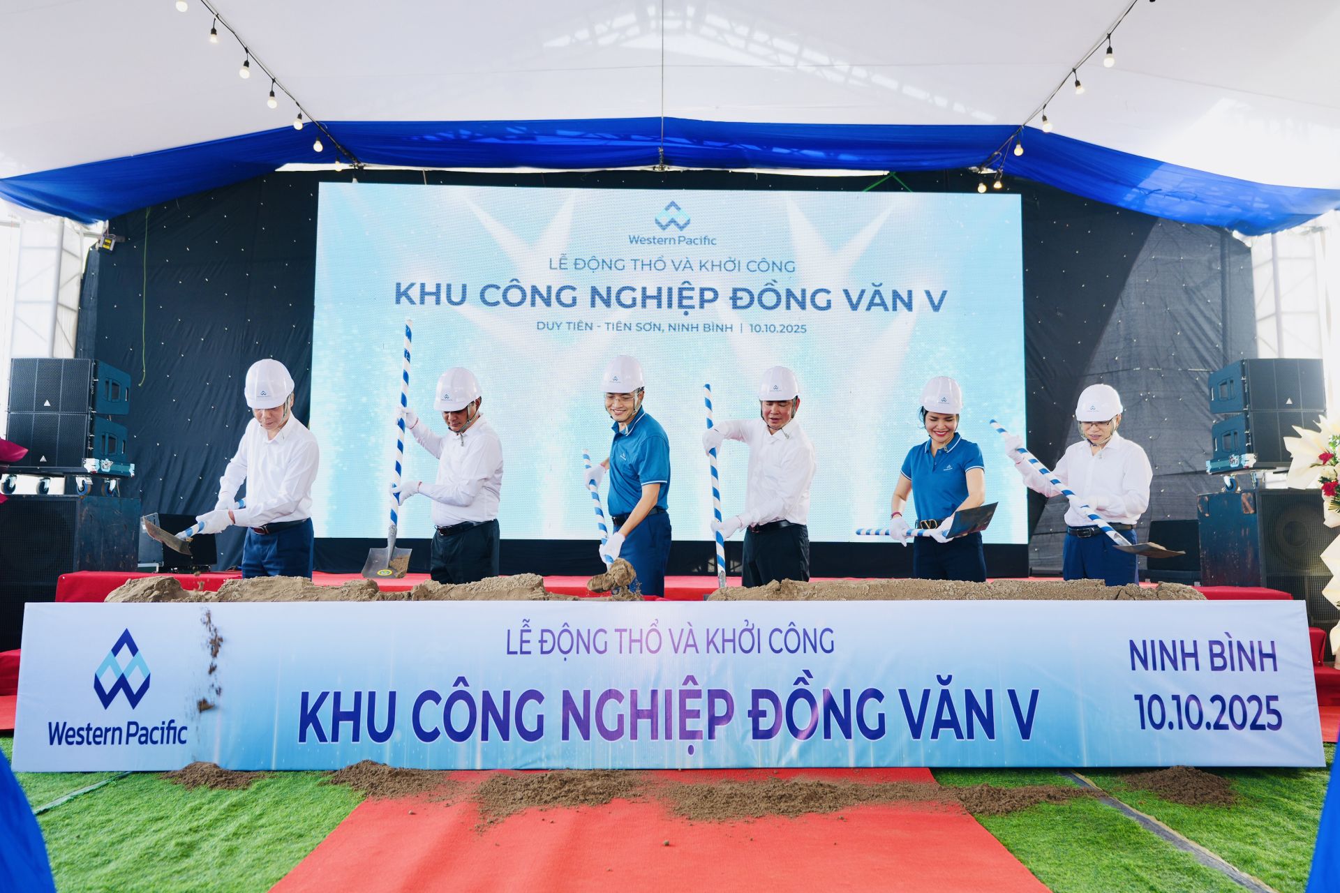 Các đại biểu thực hiện nghi thức khởi công dự án