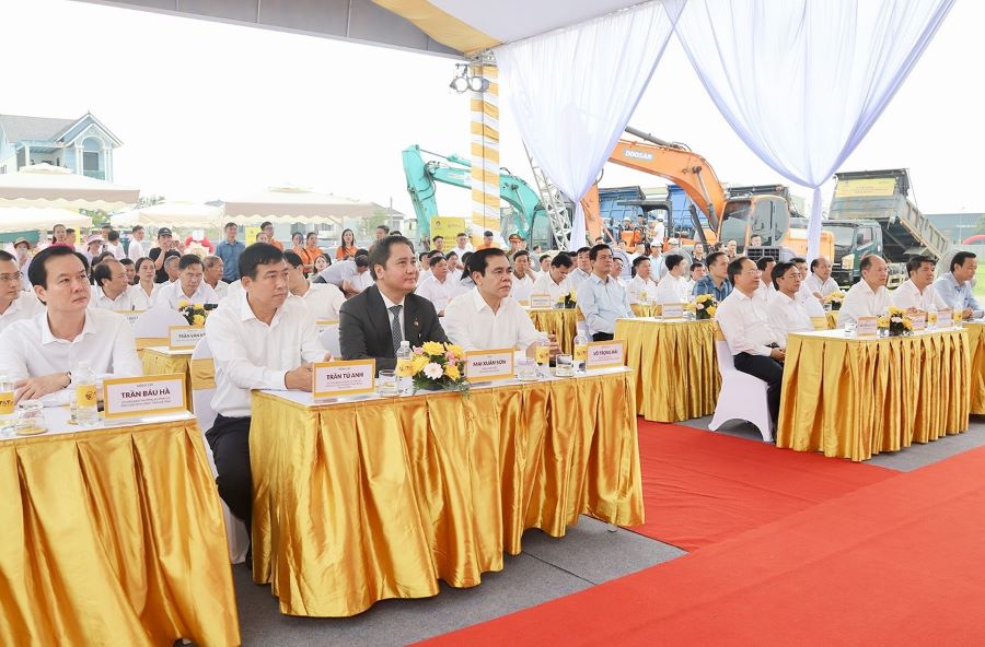 Đại biểu tham dự lễ khởi công.