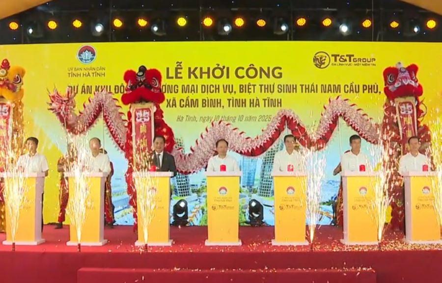 Các đồng chí lãnh đạo tỉnh và đại biểu thực hiện nghi thức khởi công dự án.