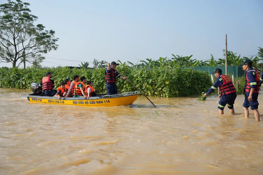 Đội cứu hộ, cứu nạn 116 hỗ trợ đưa người dân từ khu vực bị cô lập ra khu vực khô cạn.