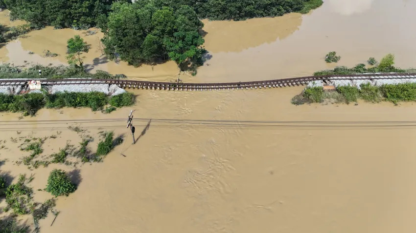 Đoạn đường tàu qua thôn Xuân Sơn, xã Trung Giã bị sạt lở khiến lũ tràn vào nội đồng gây ngập hai thôn Đo và thôn Trung Kiên.
