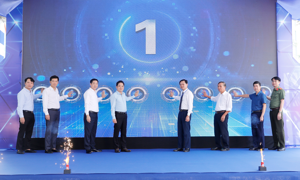 Đại biểu thực hiện nghi thức phát động sự kiện 