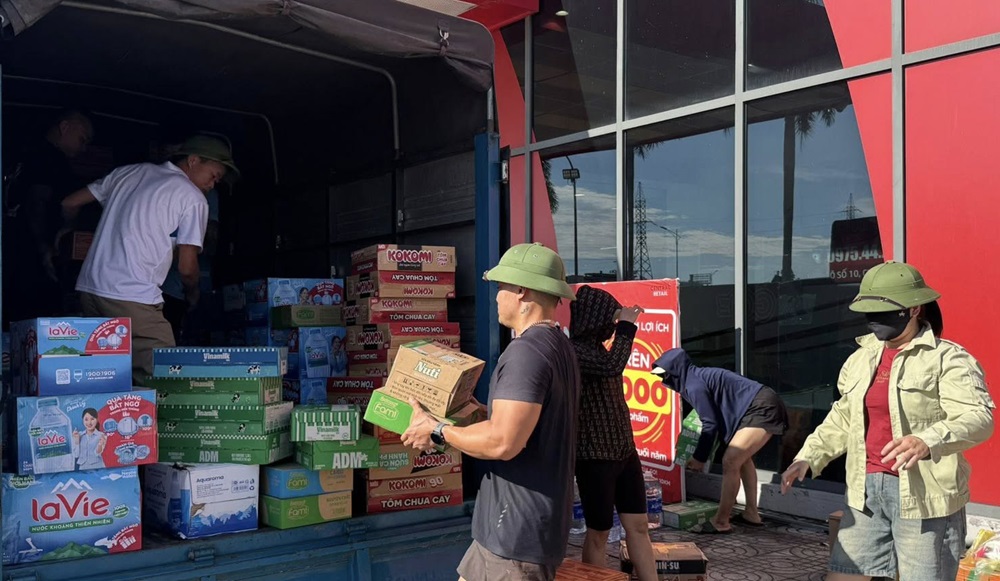 Nhóm thiện nguyện của chị Nguyễn Thị Yến (phường Tân Tiến) sắp xếp hàng hóa ủng hộ bà con các xã Đồng Kỳ, Yên Thế.