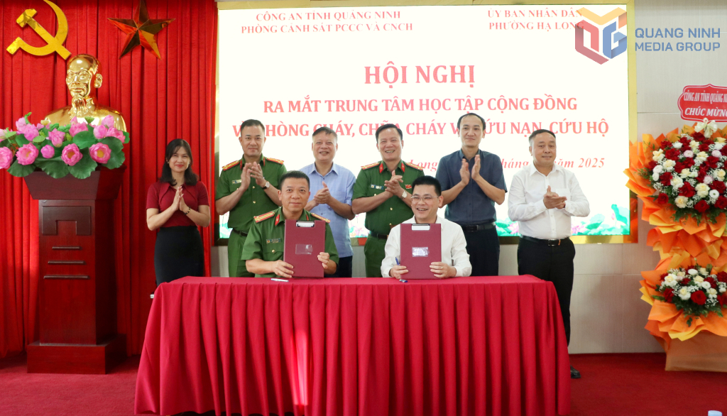 Đại diện lãnh đạo Phòng Cảnh sát PCCC&CNCH và lãnh đạo UBND phường Hạ Long ký kết chương trình phối hợp. Đại diện lãnh đạo Phòng Cảnh sát PCCC&CNCH và lãnh đạo UBND phường Hạ Long ký kết chương trình phối hợp.