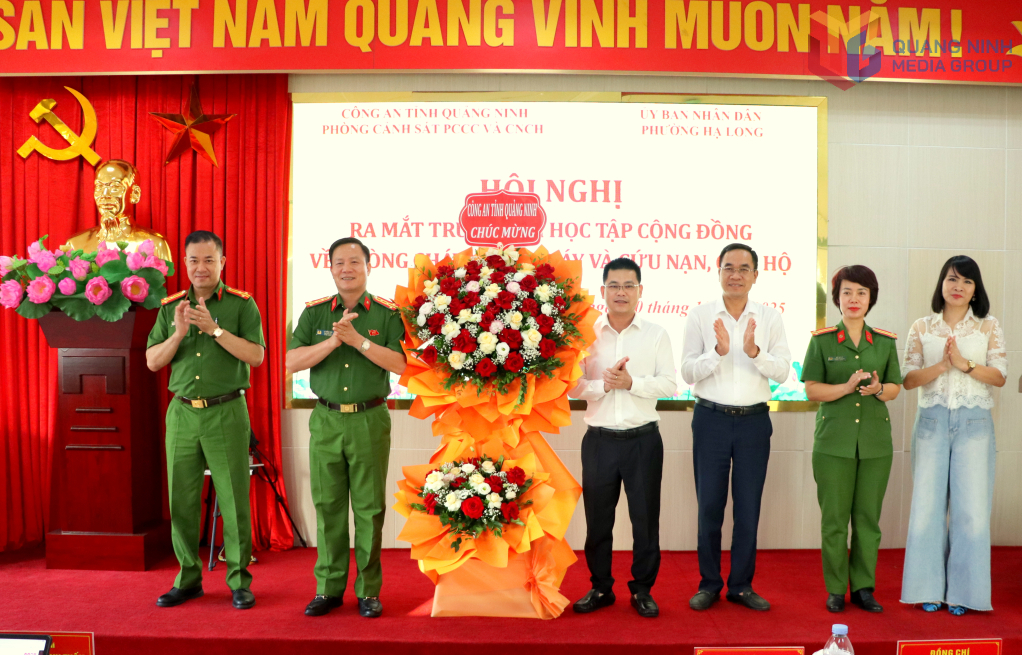 Lãnh đạo Công an tỉnh Quảng Ninh tặng hoa chúc mừng Ban Giám đốc Trung tâm học tập cộng đồng về PCCC&CNCH phường Hạ Long. Lãnh đạo Công an tỉnh Quảng Ninh tặng hoa chúc mừng Ban Giám đốc Trung tâm học tập cộng đồng về PCCC&CNCH phường Hạ Long.