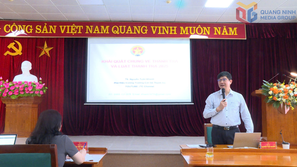 TS Nguyễn Tuấn Khanh, Phó Hiệu trưởng Trường Cán bộ thanh tra trực tiếp tham gia giảng dạy tại lớp học.