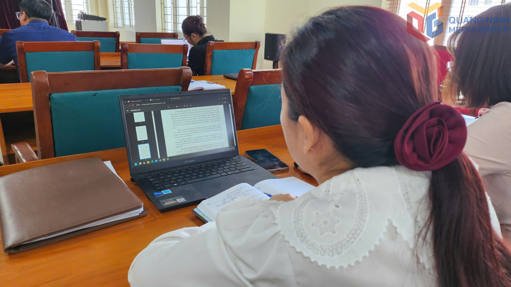 Học viên nghiên cứu tài liệu.