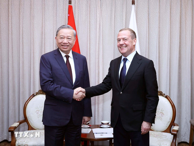 Tổng Bí thư Tô Lâm gặp Chủ tịch Đảng Nước Nga Thống nhất Dmitry Medvedev