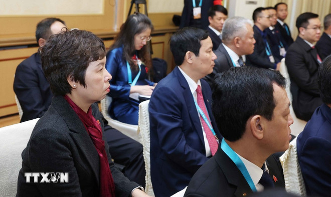 Các đại biểu tháp tùng Tổng Bí thư Tô Lâm đến thăm Đại sứ quán Việt Nam tại Triều Tiên. (Ảnh: Thống Nhất/TTXVN) Các đại biểu tháp tùng Tổng Bí thư Tô Lâm đến thăm Đại sứ quán Việt Nam tại Triều Tiên. (Ảnh: Thống Nhất/TTXVN)