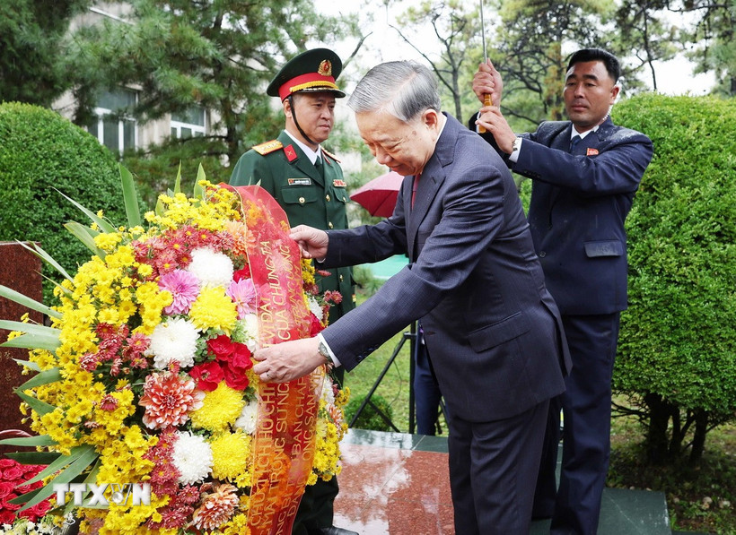 Tổng Bí thư Tô Lâm đặt lẵng hoa tại Tượng đài Chủ tịch Hồ Chí Minh. (Ảnh: Thống Nhất/TTXVN)