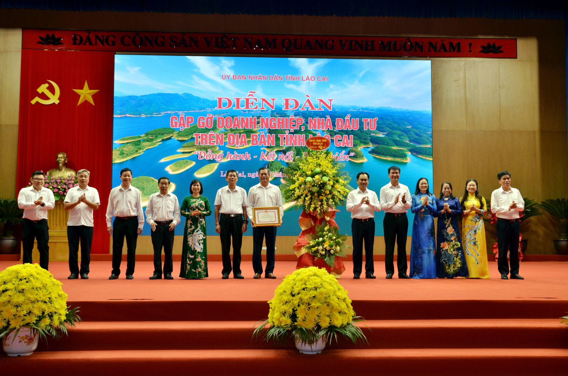 Bí thư Tỉnh ủy Trịnh Việt Hùng và đồng chí Chủ tịch UBND tỉnh Trần Huy Tuấn tặng hoa chúc mừng Hiệp hội Doanh nghiệp tỉnh Lào Cai