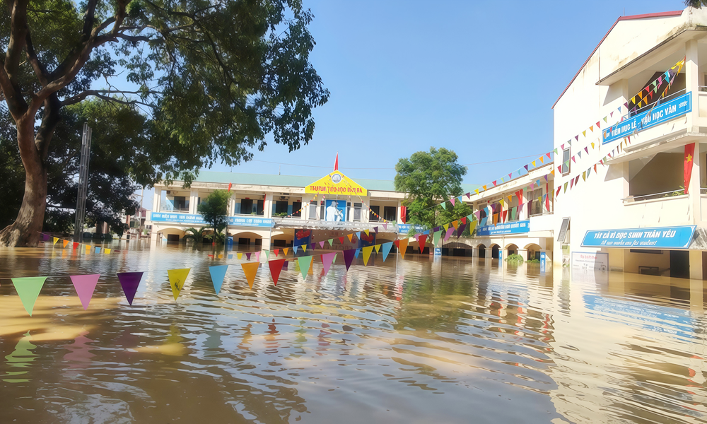 Trường Tiểu học Vân Hà (phường Vân Hà) vẫn ngập sâu trong nước. Trường Tiểu học Vân Hà (phường Vân Hà) vẫn ngập sâu trong nước.