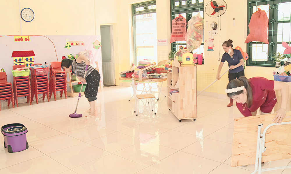 Giáo viên Trường Mầm non Tân Thanh (xã Mỹ Thái) vệ sinh phòng học sau mưa lũ. Giáo viên Trường Mầm non Tân Thanh (xã Mỹ Thái) vệ sinh phòng học sau mưa lũ.