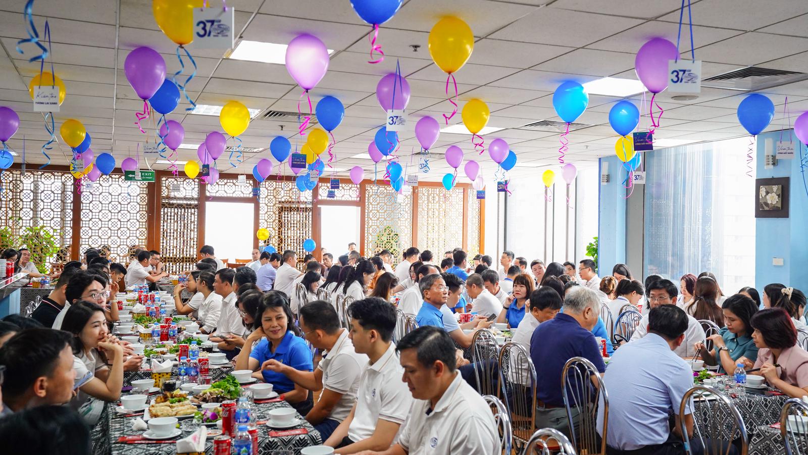 Trong kh&ocirc;ng gian ấm &aacute;p, &ldquo;Bữa cơm c&ocirc;ng đo&agrave;n&rdquo; trao gửi y&ecirc;u thương, tiếp th&ecirc;m năng lượng cho những ng&agrave;y l&agrave;m việc hăng say