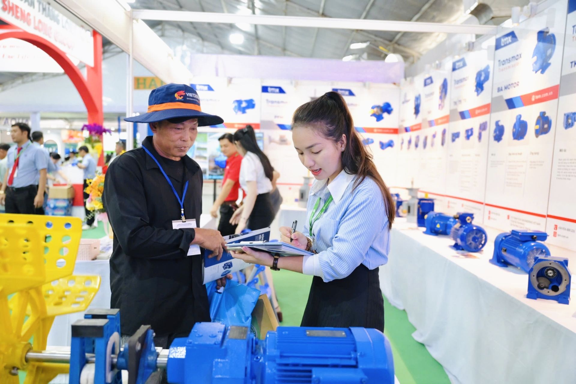 Giới thiệu sản phẩm tại triển lãm