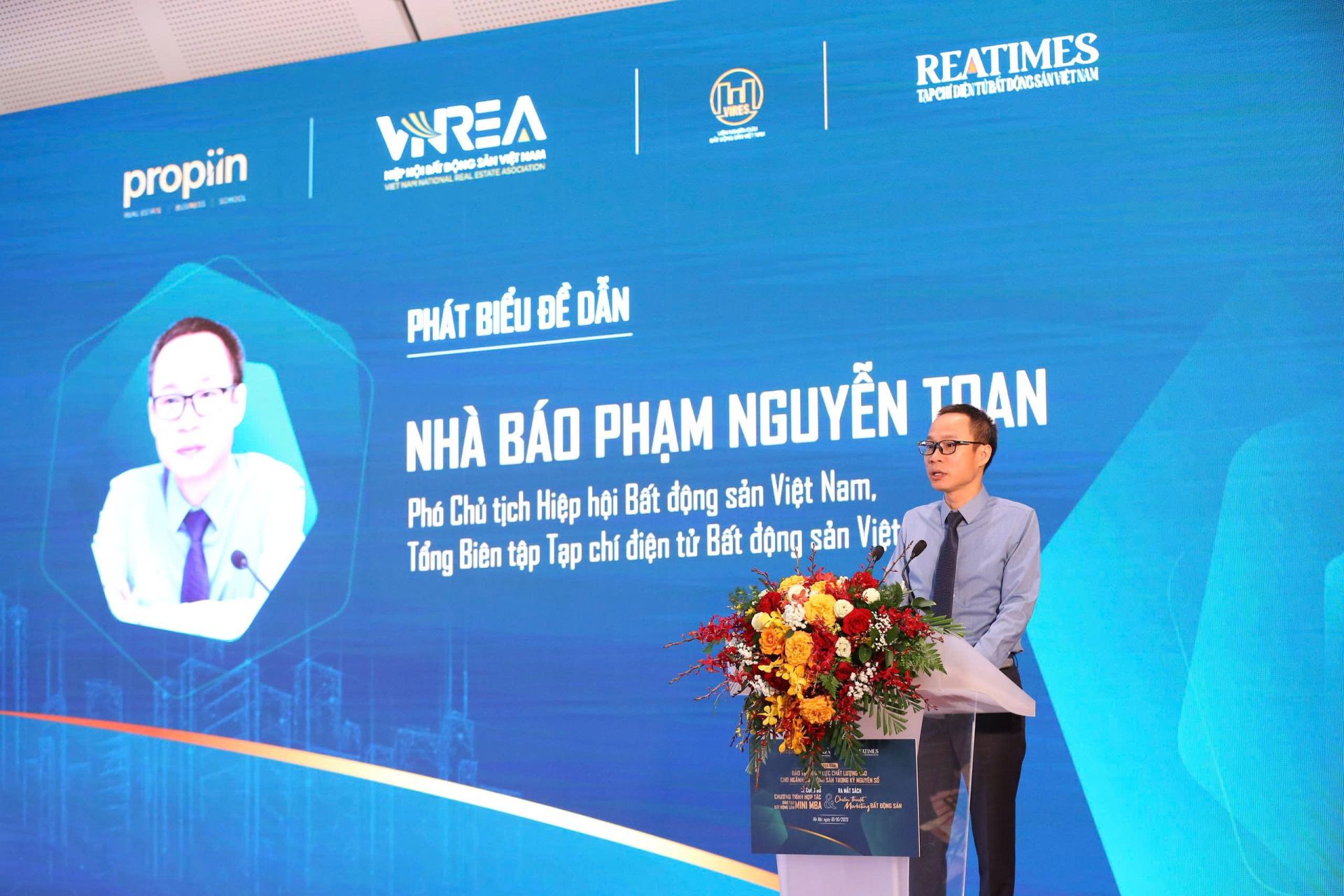 Nhà báo Phạm Nguyễn Toan, Phó Chủ tịch Hiệp hội Bất động sản Việt Nam, Tổng Biên tập Tạp chí điện tử Bất động sản Việt Nam phát biểu tại sự kiện Nhà báo Phạm Nguyễn Toan, Phó Chủ tịch Hiệp hội Bất động sản Việt Nam, Tổng Biên tập Tạp chí điện tử Bất động sản Việt Nam phát biểu tại sự kiện