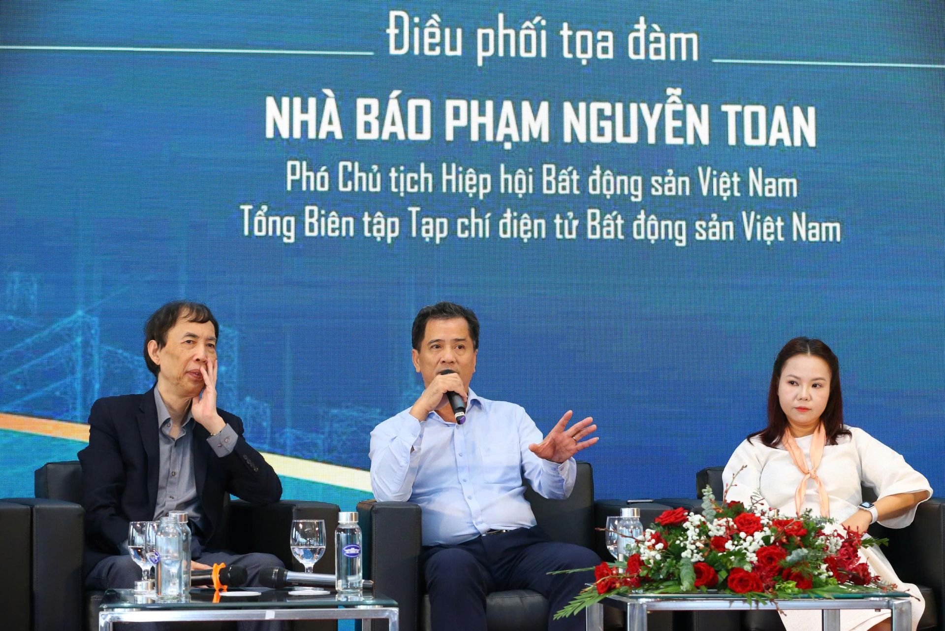 TS Nguyễn Văn Đính, Phó Chủ tịch Hiệp hội Bất động sản Việt Nam, cho rằng “thực chiến” chính là thước đo năng lực thật sự. “Chỉ trong bối cảnh khó khăn mới biết ai có bản lĩnh. Do đó, chương trình đào tạo cần gắn liền với thực tế thị trường, giúp học viên có khả năng ứng biến và điều hành doanh nghiệp trong mọi hoàn cảnh, TS Nguyễn Văn Đính, Phó Chủ tịch Hiệp hội Bất động sản Việt Nam, cho rằng “thực chiến” chính là thước đo năng lực thật sự. “Chỉ trong bối cảnh khó khăn mới biết ai có bản lĩnh. Do đó, chương trình đào tạo cần gắn liền với thực tế thị trường, giúp học viên có khả năng ứng biến và điều hành doanh nghiệp trong mọi hoàn cảnh,