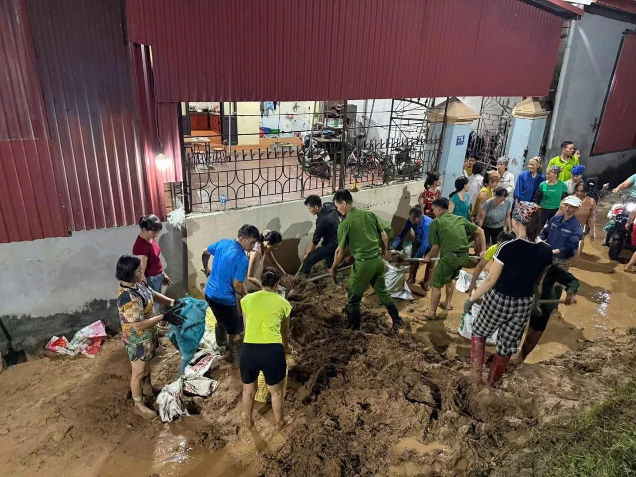 Đảm bảo an toàn cho nhân dân luôn được Công an Hà Nội đặt lên hàng đầu Đảm bảo an toàn cho nhân dân luôn được Công an Hà Nội đặt lên hàng đầu