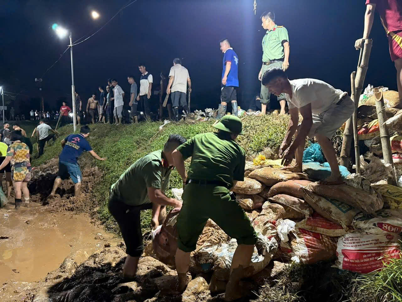 Đảm bảo an toàn cho nhân dân luôn được Công an Hà Nội đặt lên hàng đầu Đảm bảo an toàn cho nhân dân luôn được Công an Hà Nội đặt lên hàng đầu