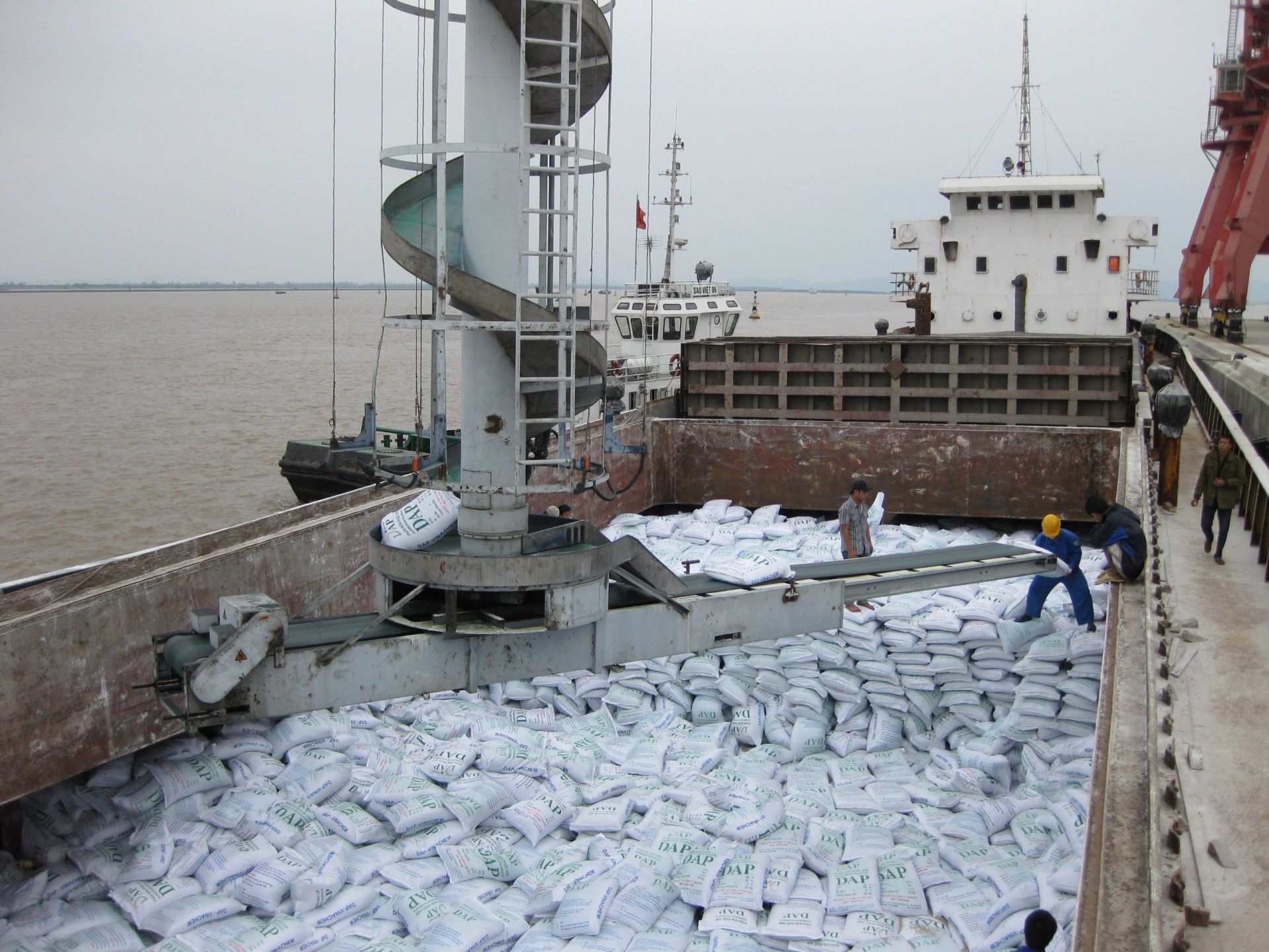 Tập đoàn đáp ứng trên 40% tổng nhu cầu các loại phân bón trong nước và hơn 1 triệu tấn phân bón xuất khẩu Tập đoàn đáp ứng trên 40% tổng nhu cầu các loại phân bón trong nước và hơn 1 triệu tấn phân bón xuất khẩu