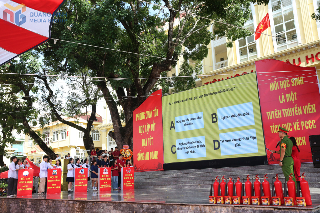 Các đội thi tham gia phần thi lý thuyết. Các đội thi tham gia phần thi lý thuyết.