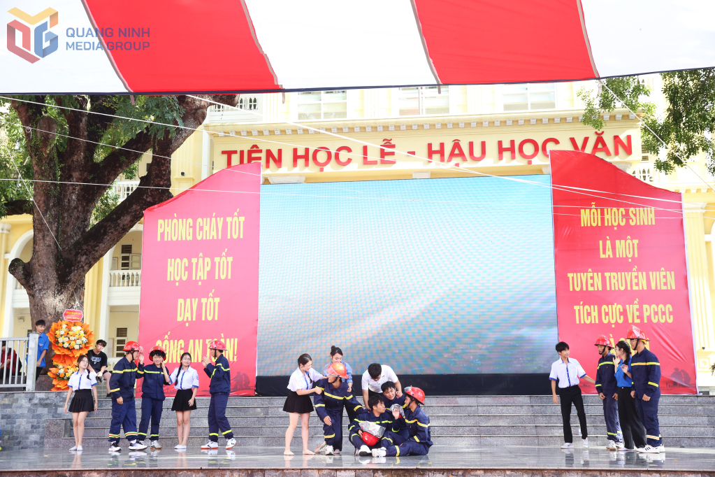 Các đội thi tham gia phần thi chào hỏi với các tiểu phẩm sân khấu hóa đặc sắc, truyền tải thông điệp PCCC&CNCH sinh động, gần gũi. Các đội thi tham gia phần thi chào hỏi với các tiểu phẩm sân khấu hóa đặc sắc, truyền tải thông điệp PCCC&CNCH sinh động, gần gũi.