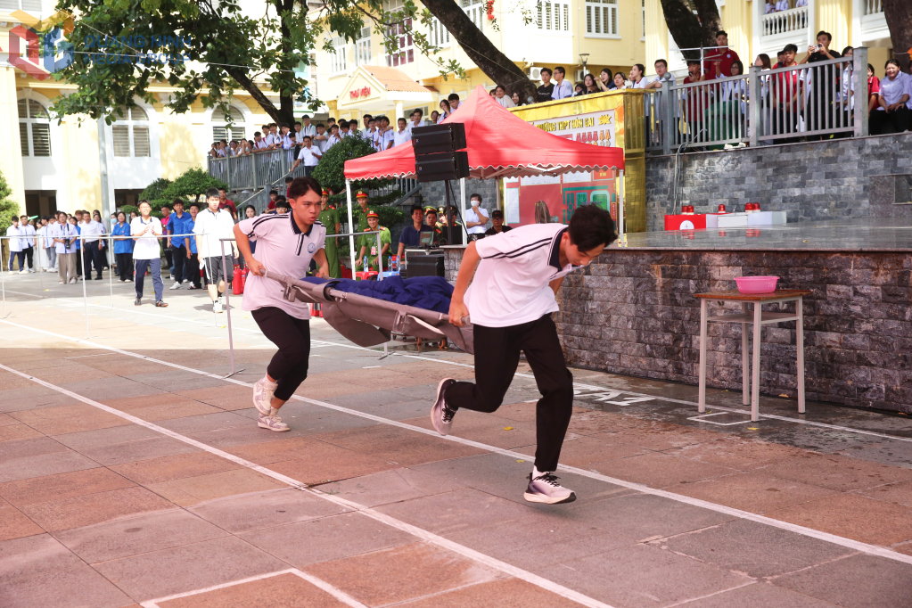 ... cùng sự phối hợp ăn ý, tính kỷ luật và sự bình tĩnh của các đội thi. ... cùng sự phối hợp ăn ý, tính kỷ luật và sự bình tĩnh của các đội thi.