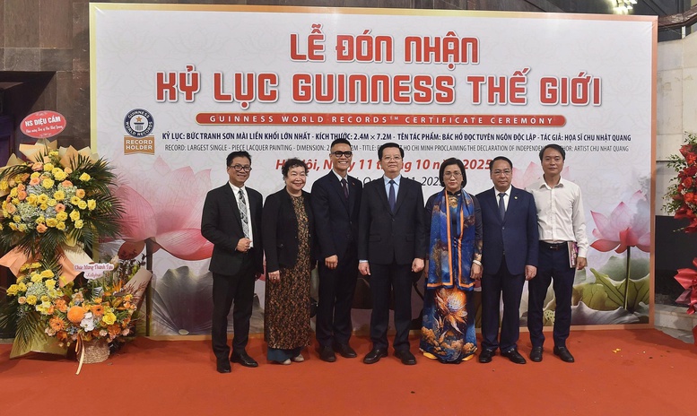 Phó Thủ tướng và các đại biểu chụp ảnh chung cùng họa sĩ trẻ Chu Nhật Quang (thứ 3 từ trái sang) - Ảnh: VGP/Giang Thanh