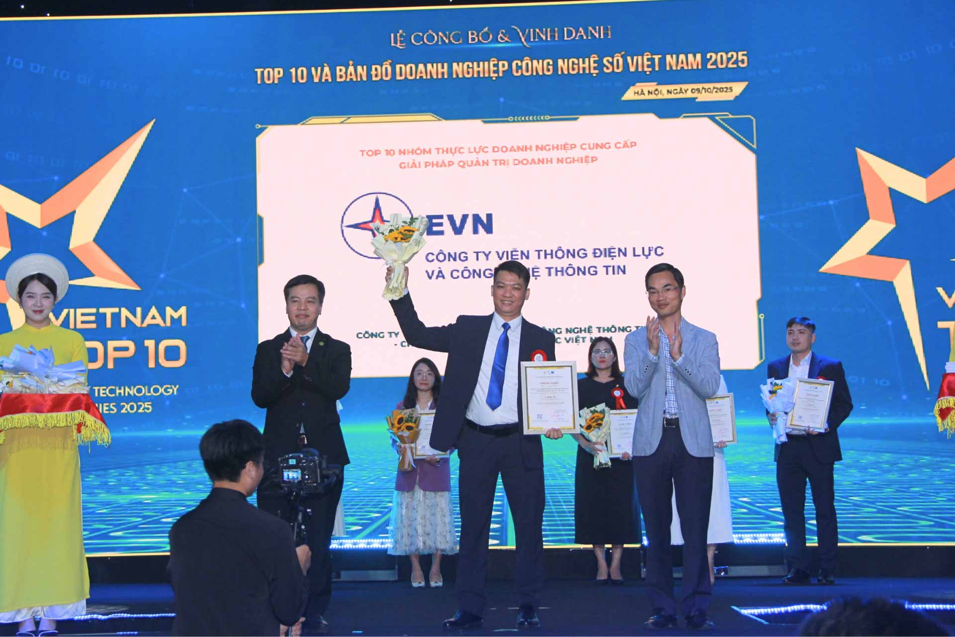 Ông Trần Khắc Hòa - Phó Giám đốc Trung tâm Phát triển phần mềm - EVNICT đại diện nhận giải Top 10 Nhóm thực lực “Doanh nghiệp cung cấp Giải pháp Quản trị doanh nghiệp”