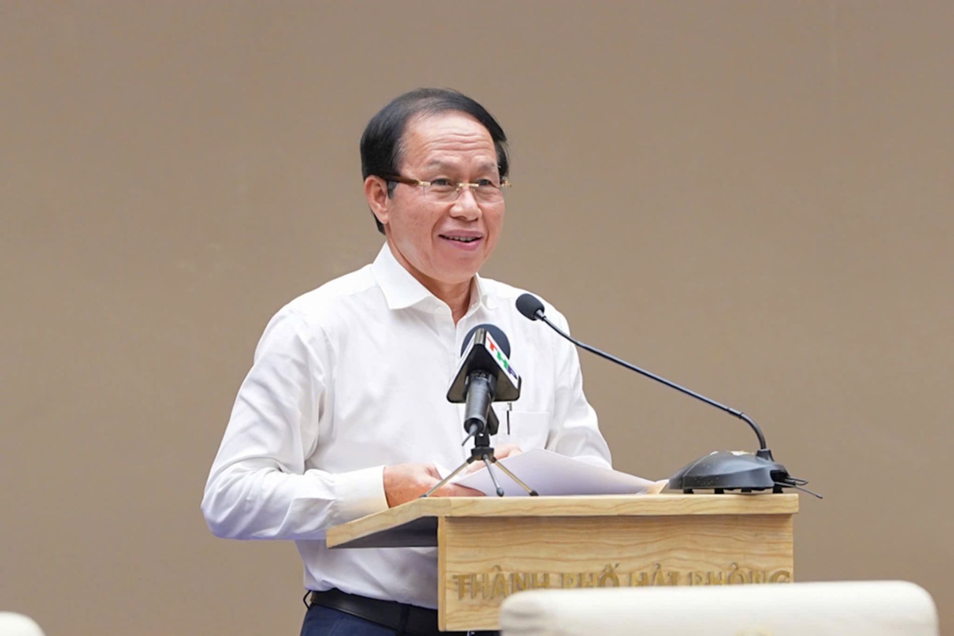 Đồng chí Bí thư Thành uỷ Hải Phòng phát biểu kết luận Hội nghị Thành ủy kiểm điểm tình hình thực hiện nhiệm vụ 9 tháng; nhiệm vụ trọng tâm 3 tháng cuối năm 2025; đánh giá hoạt động của mô hình chính quyền địa phương 2 cấp; báo cáo tiến độ, kết quả thực hiện nhiệm vụ cấp thiết, trọng tâm cần tập trung lãnh đạo, chỉ đạo. Hội nghị diễn ra vào chiều ngày 9.10.2025 tại Trung tâm Hội nghị và biểu diễn thành phố.