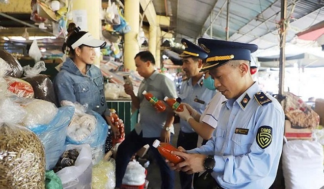 Đội QLTT số 1 tuyên truyền, phổ biến kiến thức pháp luật về an toàn thực phẩm đối với tổ chức, cá nhân sản xuất, kinh doanh thực phẩm và người tiêu dùng. Đội QLTT số 1 tuyên truyền, phổ biến kiến thức pháp luật về an toàn thực phẩm đối với tổ chức, cá nhân sản xuất, kinh doanh thực phẩm và người tiêu dùng.