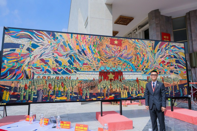 Họa sĩ Chu Nhật Quang bên tác phẩm tranh sơn mài khổ lớn, không ghép 
