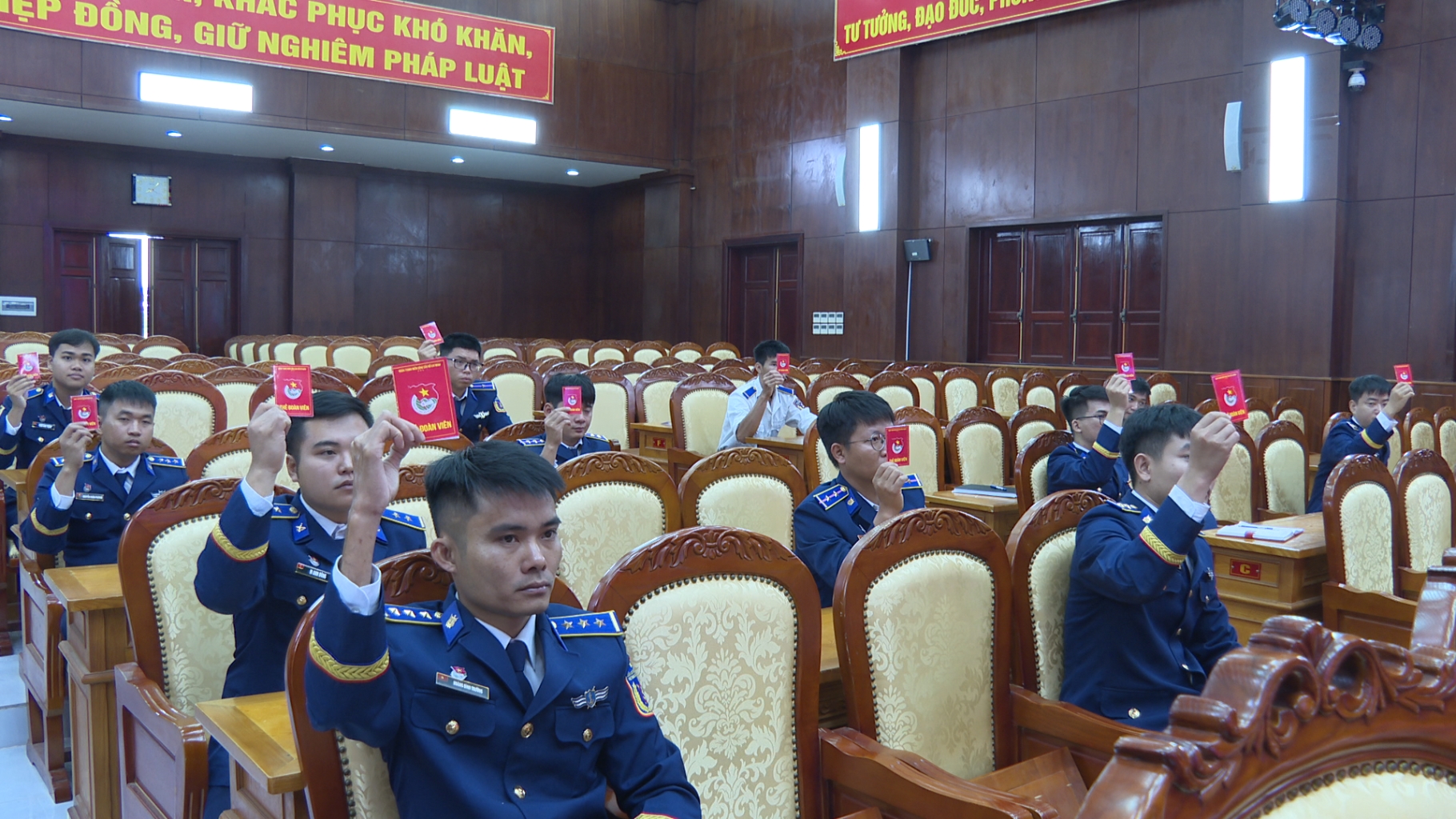 Các đại biểu thông qua nghị quyết đại hội Các đại biểu thông qua nghị quyết đại hội