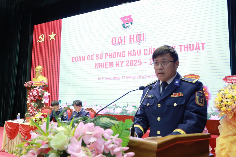 Thượng tá Cao Cự Trọng - Bí thư Đảng ủy, PCN Phòng HC - KT phát biểu chỉ đạo Đại hội