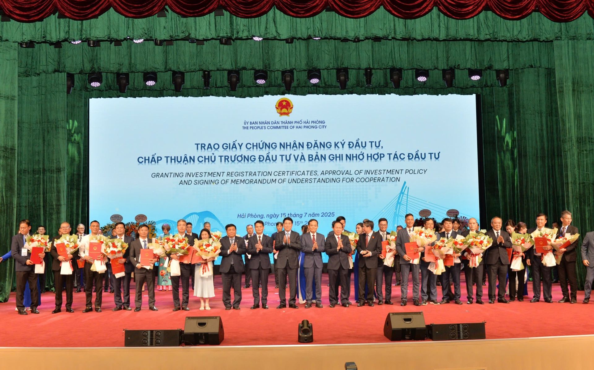 Đồng chí Lê Tiến Châu, Ủy viên Trung ương Đảng, Bí thư Thành ủy, Trưởng đoàn đại biểu Quốc hội thành phố Hải Phòng và đồng chí Lê Ngọc Châu, Chủ tịch UBND thành phố trao quyết định đầu tư đến các doanh nghiệp.