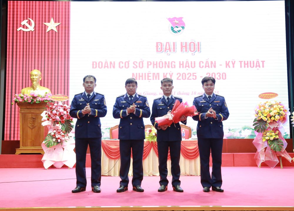 Đại diện Đảng ủy, Chỉ huy Phòng HC- KT tặng hoa chúc mừng Ban Chấp hành Đoàn cơ sở Phòng HC- KT nhiệm kỳ 2025 - 2030