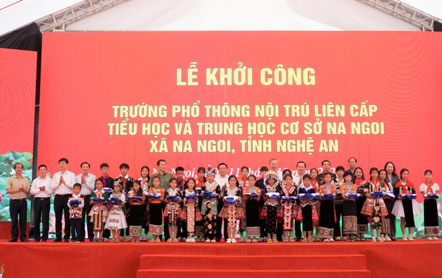 Tổng Bí thư Tô Lâm cùng các đồng chí lãnh đạo Đảng, Nhà nước, bộ, ngành Trung ương, tỉnh Nghệ An trao quà cho các học sinh trên địa bàn xã Na Ngoi.